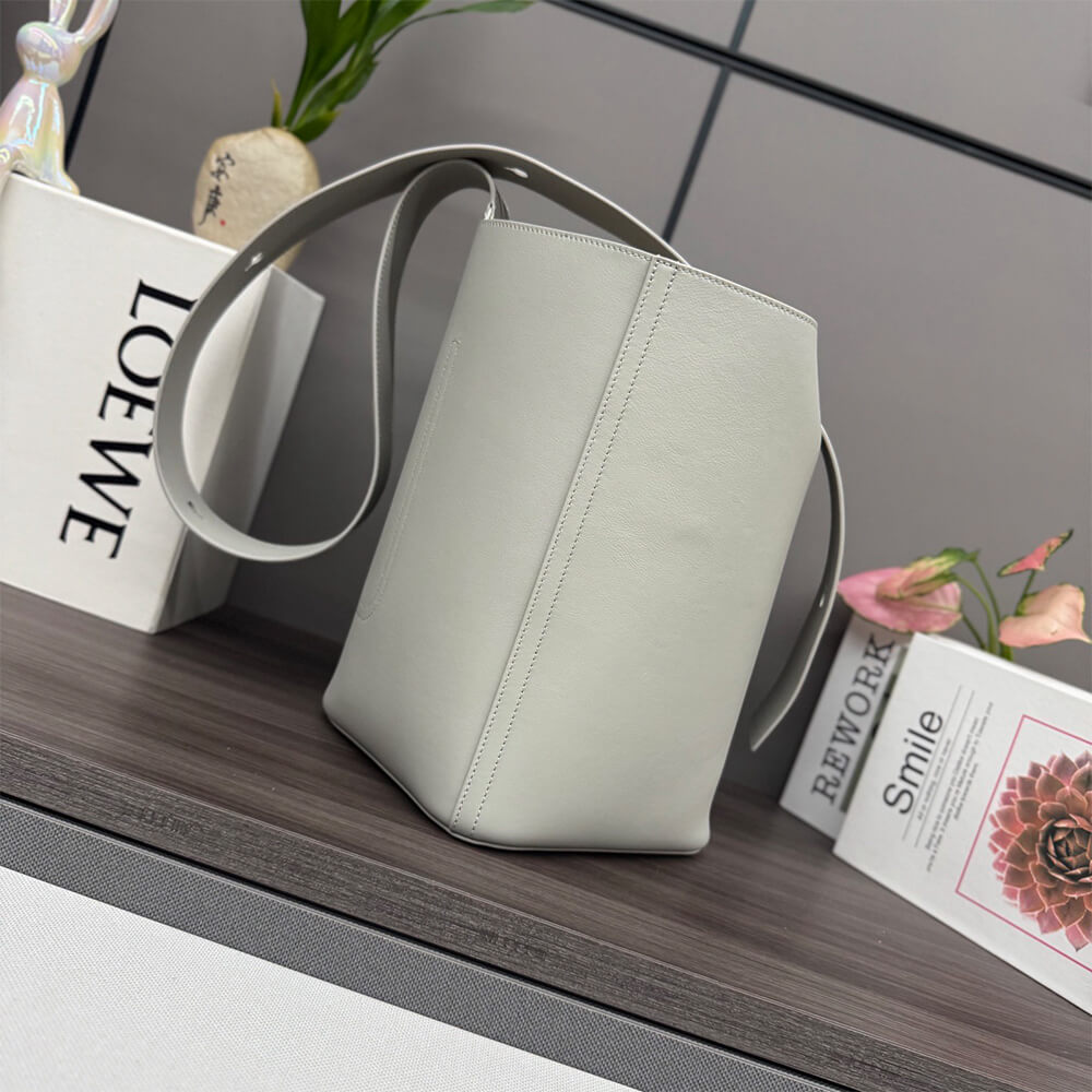 LOEWE Medium Pebble bucket in smooth calfskin(high-end grade)