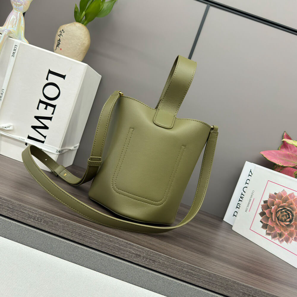 LOEWE Mini Pebble bucket in smooth calfskin(high-end grade)