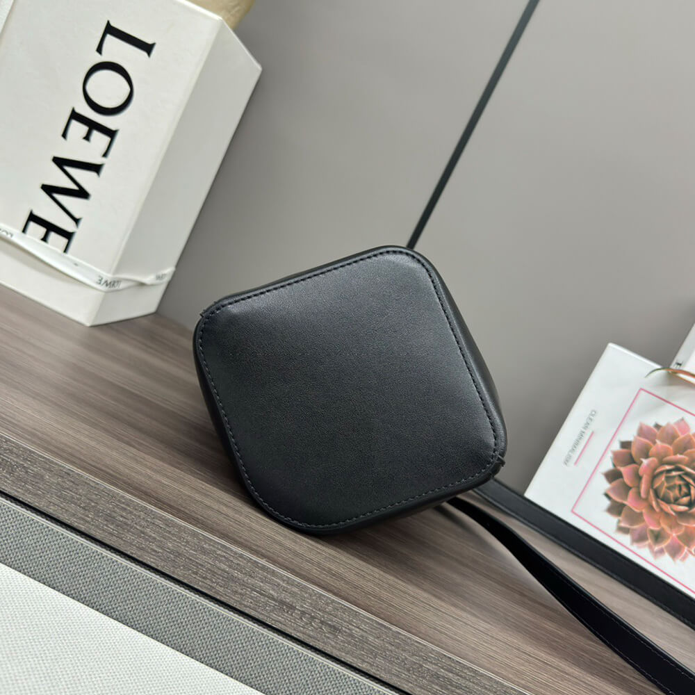 LOEWE Mini Pebble bucket in smooth calfskin(high-end grade)