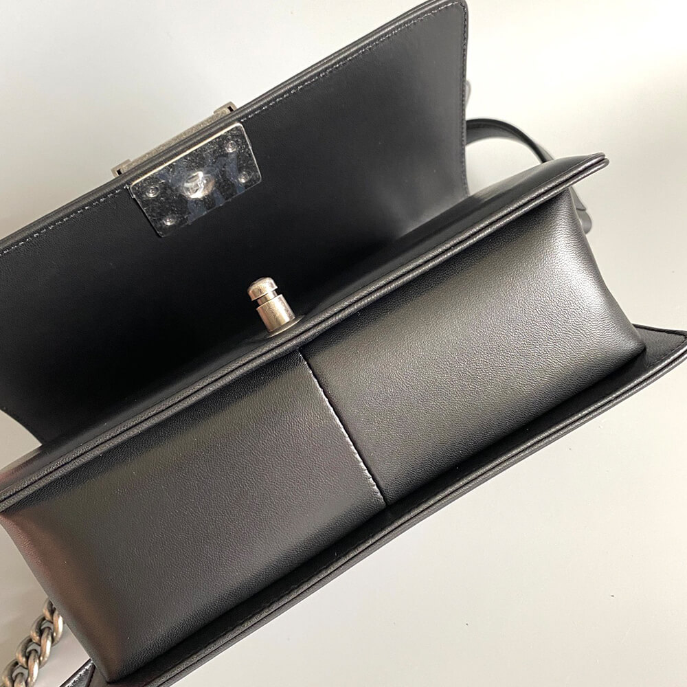 BOY CHANEL HANDBAG(TAX-FREE GRADE)